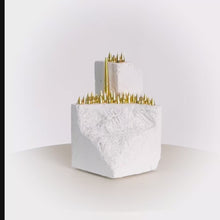 Indlæs og afspil video i gallerivisning Savanne - Solnegang bag Steppe&lt;br&gt;Skulptur&lt;br&gt;8x8x14,5 cm.

